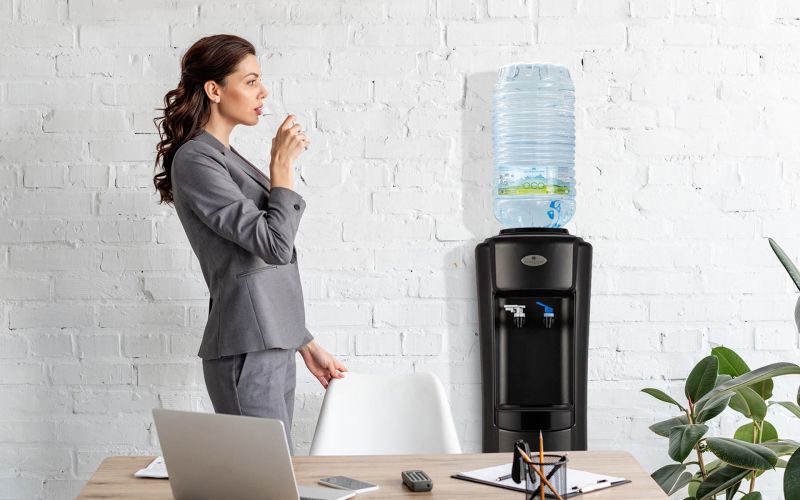 Professionista beve acqua dall’Ecoboccione Acquaviva in ufficio
