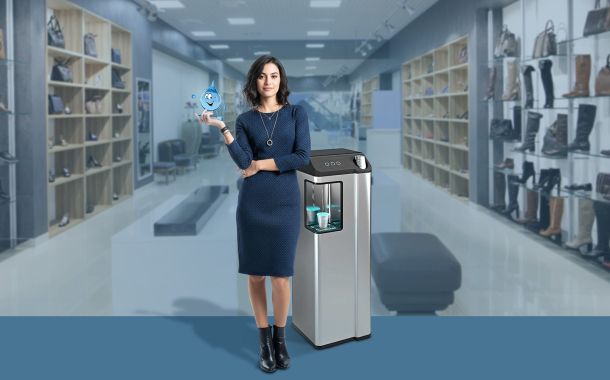 Erogatore Acquaviva a rete idrica in un negozio con donna